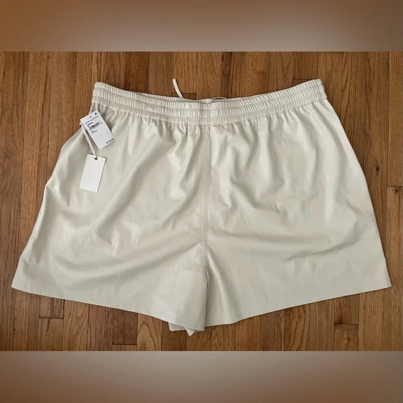 Good American Better Than Leather Short in Bone001 - Picture 6 of 6